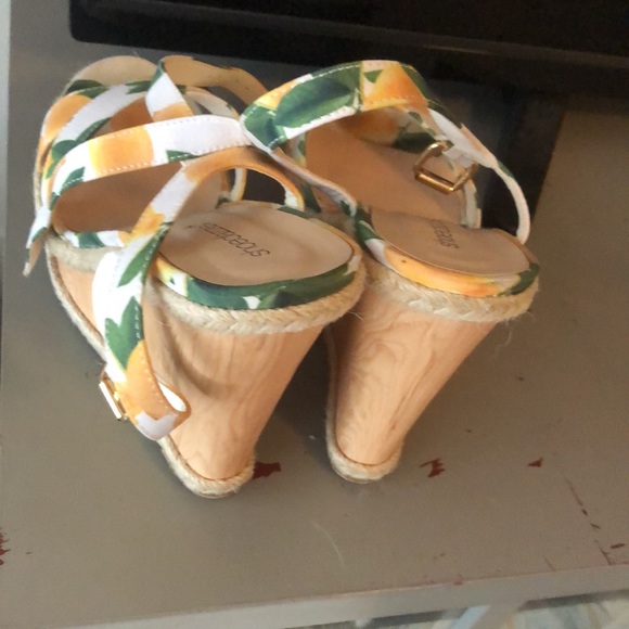 Size 8.5 - Picture 2 of 2